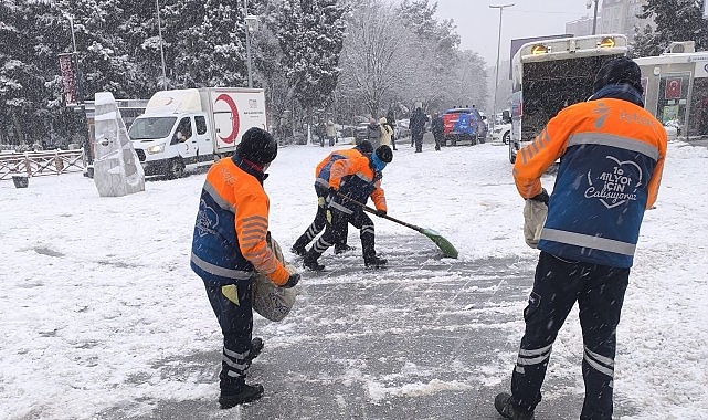 İstanbul’un Ana Arterlerde Kar Küreme ve Tuzlama Çalışmaları Sürüyor
