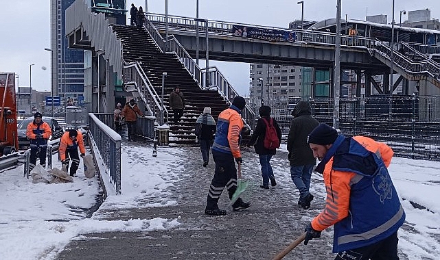 Kar Mesaisi: İBB Ekipleri Geceden Bu Yana Aralıksız Çalışıyor