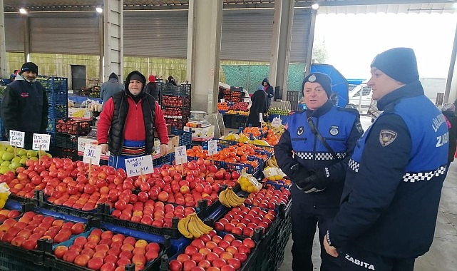 Lüleburgaz Belediyesi Zabıta Müdürlüğü ekiplerinin Kapalı Pazar Yeri ve Semt Merkezi’ndeki etiket denetimleri sürüyor