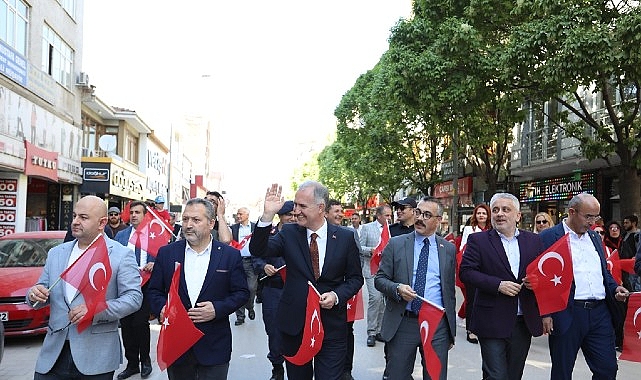 İnegöl’de 23 Nisan coşkusu sokaklara taştı