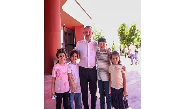 Başkan Büyükakın, karne alan öğrencilerin mutluluğunu paylaştı